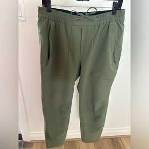 Lululemon License to Train pant in Green Twill sz L
